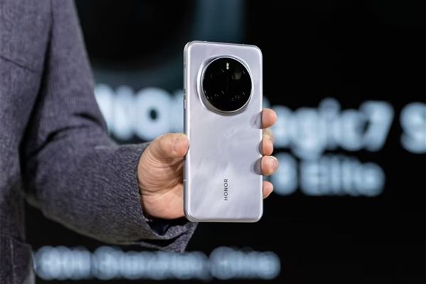 荣耀Magic8系列开始预热：史上最强硬件+最强AI智能体